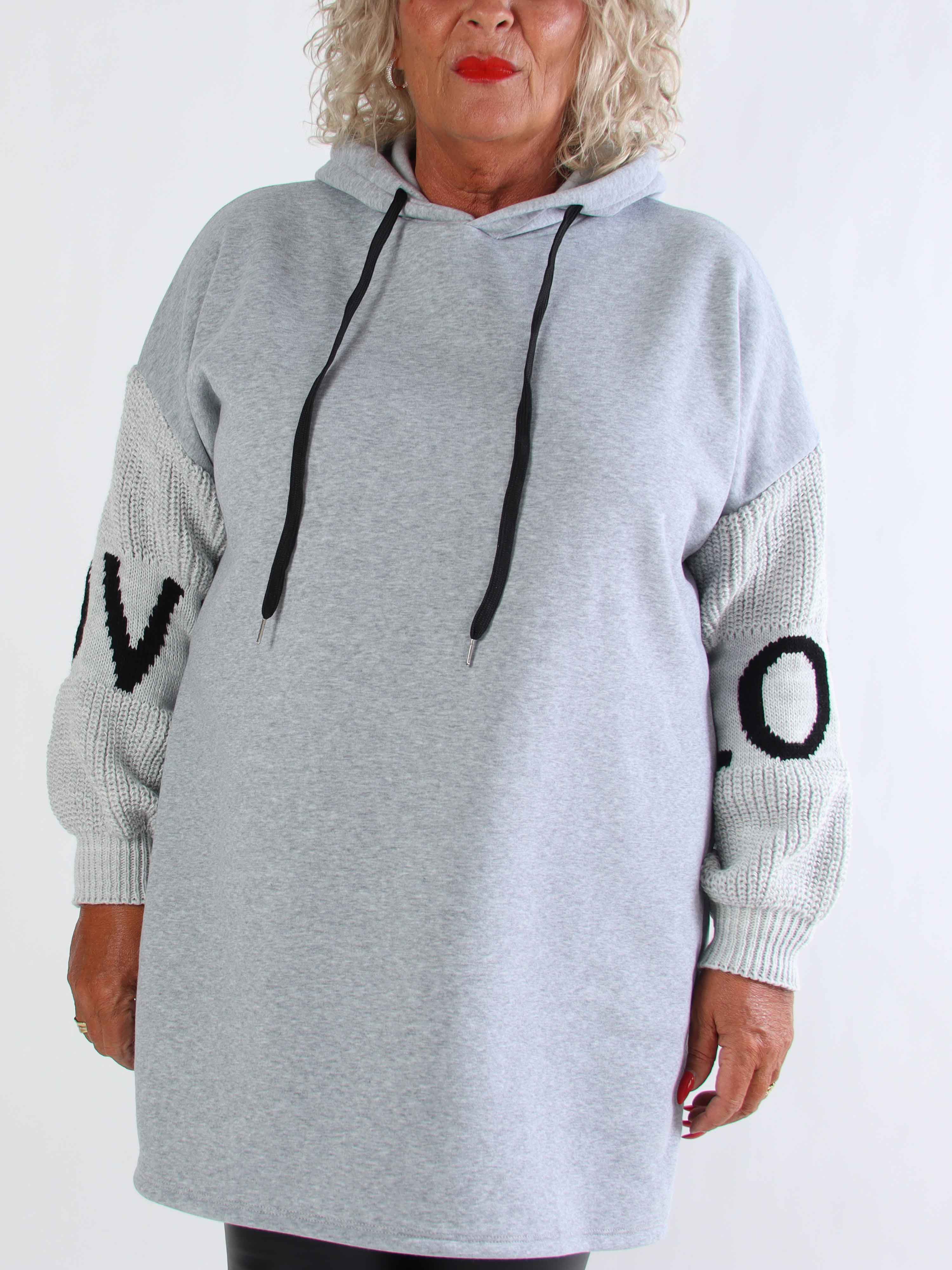 Debbie Hoodie - Huvtröja i plus size med stickade ärmar